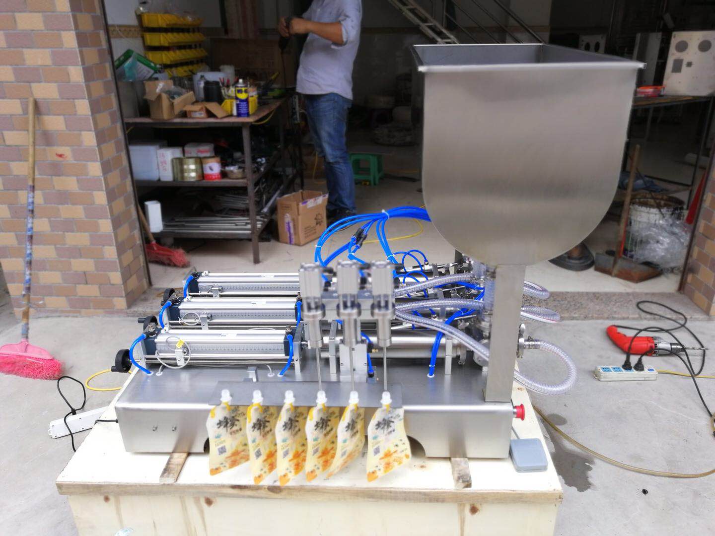 3 heads filling capping machine